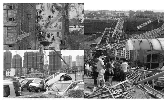 Foto in bianco e nero di gru crollate su edifici e automobili, con persone radunate attorno ai detriti.