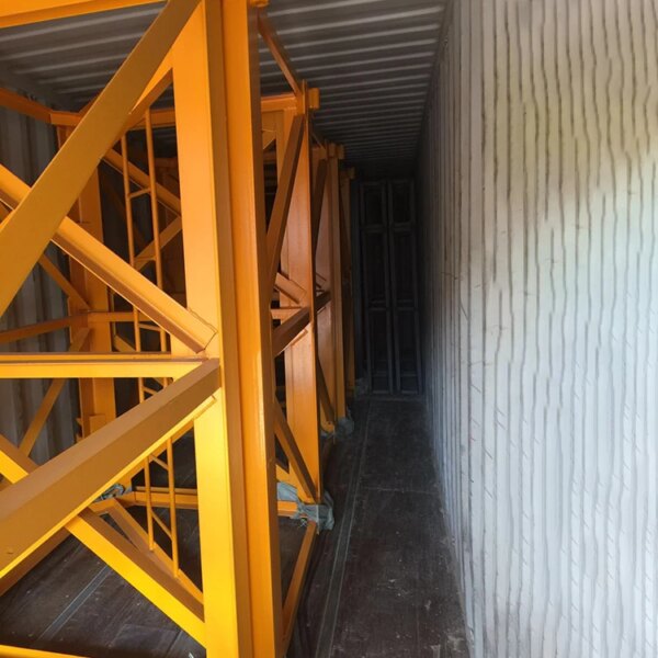 Schela galbenă dintr-un container de transport este poziționată de o macara turn Hammerhead de 4T, 30 m înălțime și 50 m lungime, de vânzare.