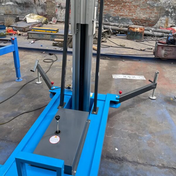 Lift Gunting Ringan Paduan Aluminium Tiang Tunggal 4m 100kg yang berdiri di bengkel industri.