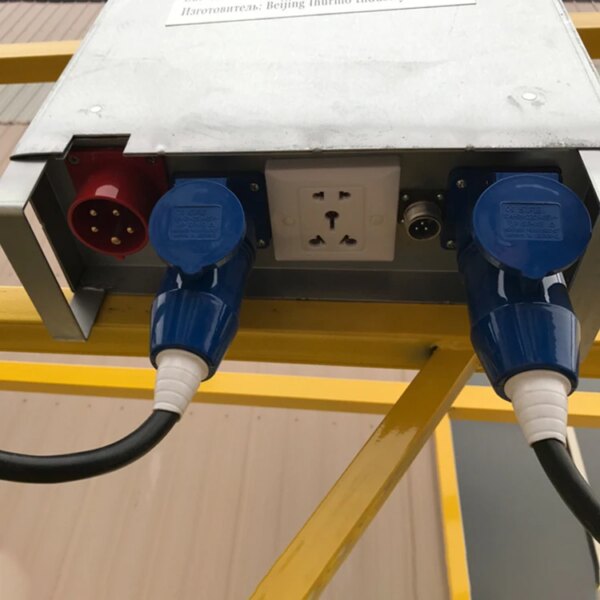 Tomas de corriente y conectores eléctricos instalados en una plataforma de trabajo aéreo suspendida para pintura, construcción y elevación de andamios de cable de alimentación eléctrica de China zlp630 zlp800.