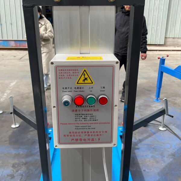 Panel kontrol mesin industri untuk Lift Gunting Ringan Paduan Aluminium Tiang Tunggal 4m 100kg dengan label peringatan dan tombol operasional.