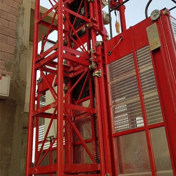 Elevador de construção de materiais de construção para venda em um canteiro de obras.