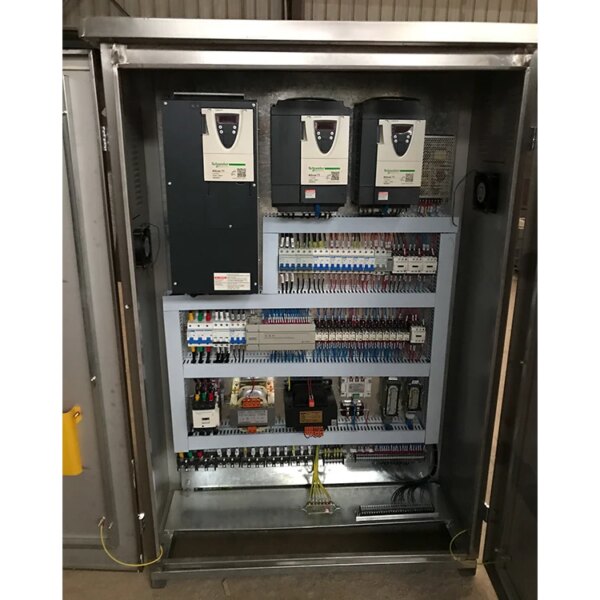 Panel eléctrico industrial con múltiples disyuntores y cableado visible, con tecnología de grúa torre flat-top de construcción IHURMO de 60m, 75m, 80m y 100m de altura.