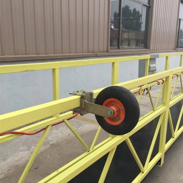 Een close-up van een gele metalen barrière, onderdeel van het stalen zlp500 zlp630 zlp800 zlp1000 gevelconstructieframe, hangend werkplatform, met aan één uiteinde één enkel wiel bevestigd.