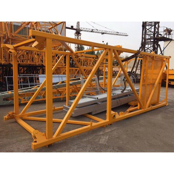 ከ IHURMO 45m ከፍታ 60m jib 6t 8t qtz100 6013 የግንባታ ማማ ክሬን አጠገብ ባለው ኮንክሪት ወለል ላይ የተቆለሉ ቢጫ የግንባታ ስካፎልዲንግ ክፍሎች።