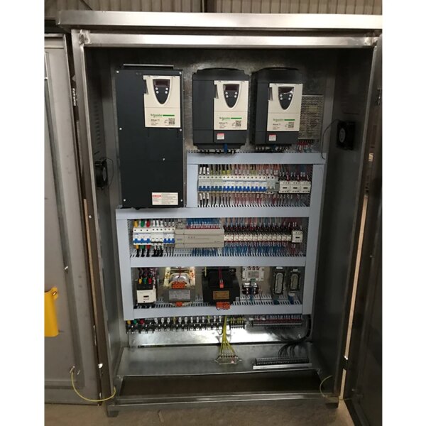 Un panel eléctrico industrial abierto que muestra disyuntores, cableado y sistemas de control para una grúa torre IHURMO TC5013 QTZ80 de 6 toneladas y 40 m de altura.