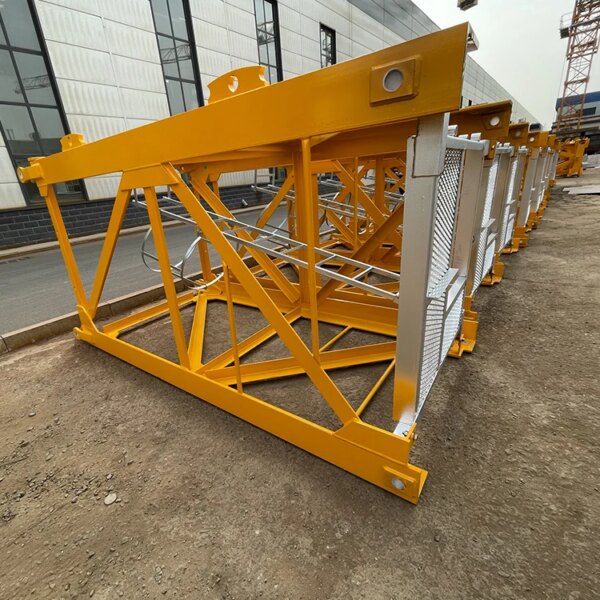 Cadre en acier industriel jaune et grue à tour de levage auto-élevable IHURMO de 16 tonnes et 50 mètres qtz250 tc7032 sur un chantier de construction.