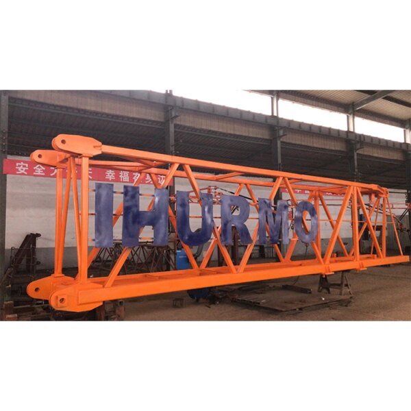 Grue à tour à montage automatique orange IHURMO qtz900 tc7082 d'une longueur de flèche de 70 pouces avec le mot « Thurmo » écrit dessus à côté d'une grue à tour à montage automatique dans un environnement d'usine.