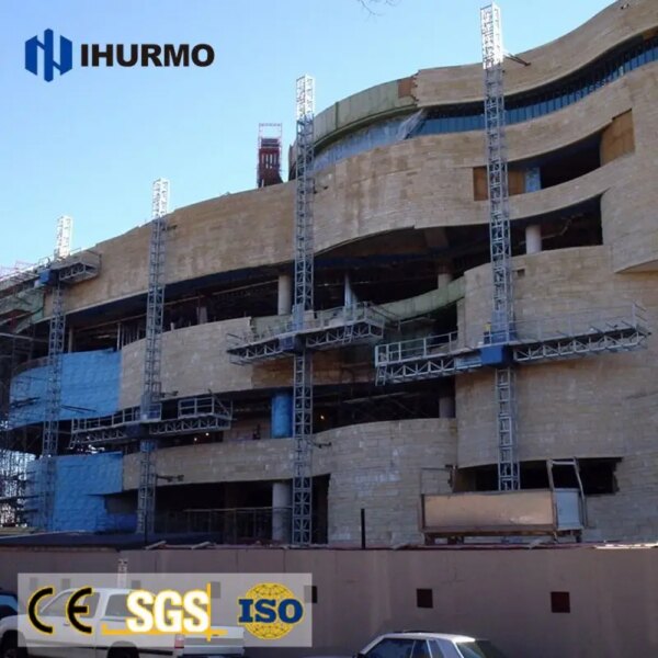 Construção de um edifício de vários andares com andaimes externos, incluindo uma plataforma de escalada de mastro único IHURMO.