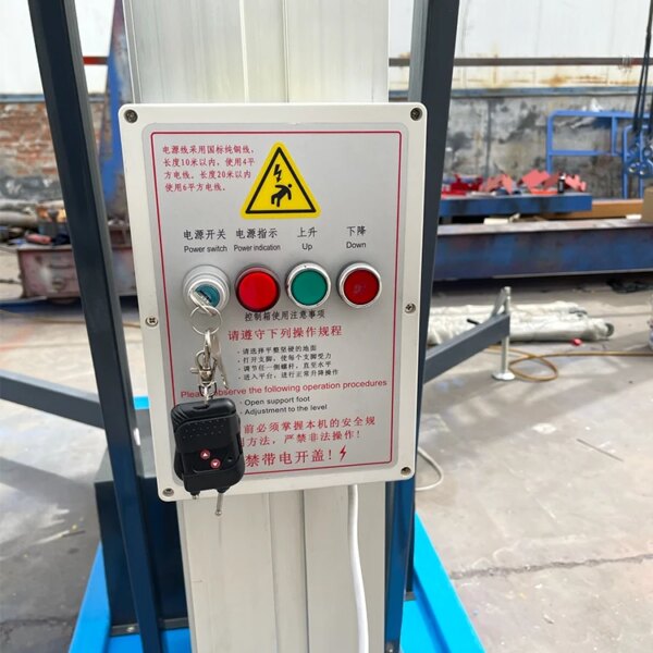 Painel de controle industrial para elevador de tesoura IHURMO de 200 kg e 12 metros com avisos de segurança e botões operacionais, com interruptor de chave e instruções bilíngues.