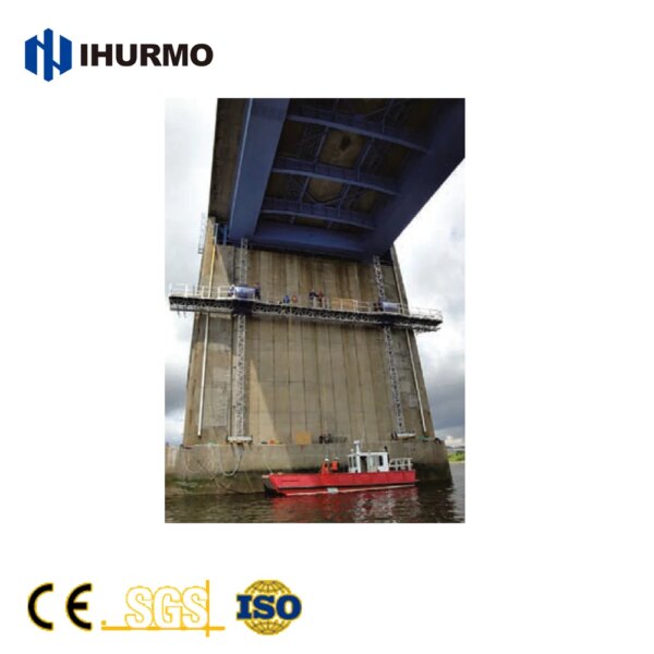 Er worden onderhoudswerkzaamheden uitgevoerd aan de onderzijde van een grote brug met behulp van een IHURMO Single-mast Mast Climber Steiger.