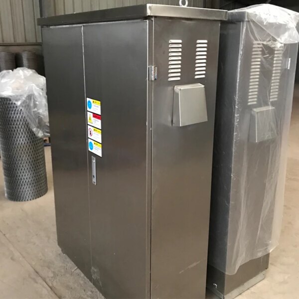 Gabinete elétrico de aço inoxidável com venezianas de ventilação, ainda envolto em plástico protetor para guindaste de torre QTZ50 TC4810 de 4 toneladas.