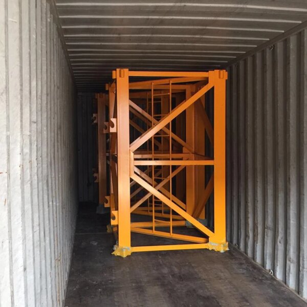 Große, orangefarbene, selbstaufrichtende Hammerkopf-Turmdrehkranstruktur einer heiß verkauften chinesischen Marke in einem Versandcontainer.