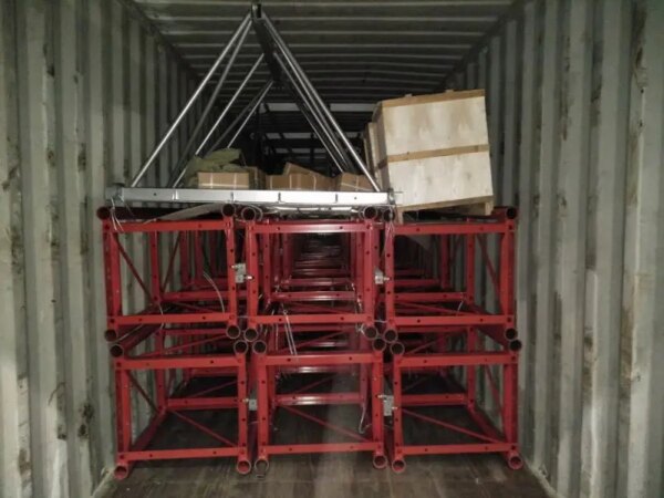 Componente IHURMO Mast Climbing Platform cu un singur catarg și cutii asortate depozitate într-un container de transport.