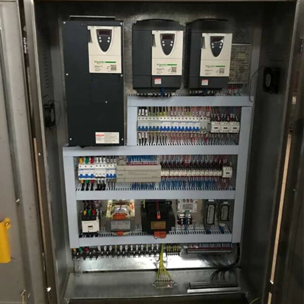 Panel de control eléctrico industrial con disyuntores e interruptores para el fabricante de grúa torre de elevación autoerigible QTZ250 TC7032 de 16 toneladas y 50 metros de IHURMO.