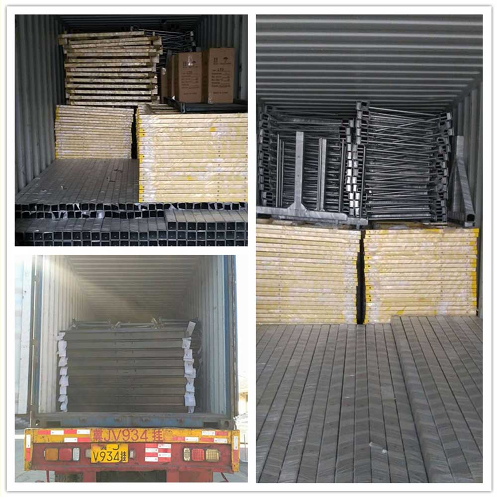 Colaj de containere de transport ambalate cu grătare metalice, rame pliate și cutii de carton, gata pentru transport.