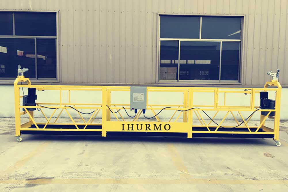 Gele hangplatforms met het opschrift "ihurmo" voor een industrieel gebouw in Rusland.