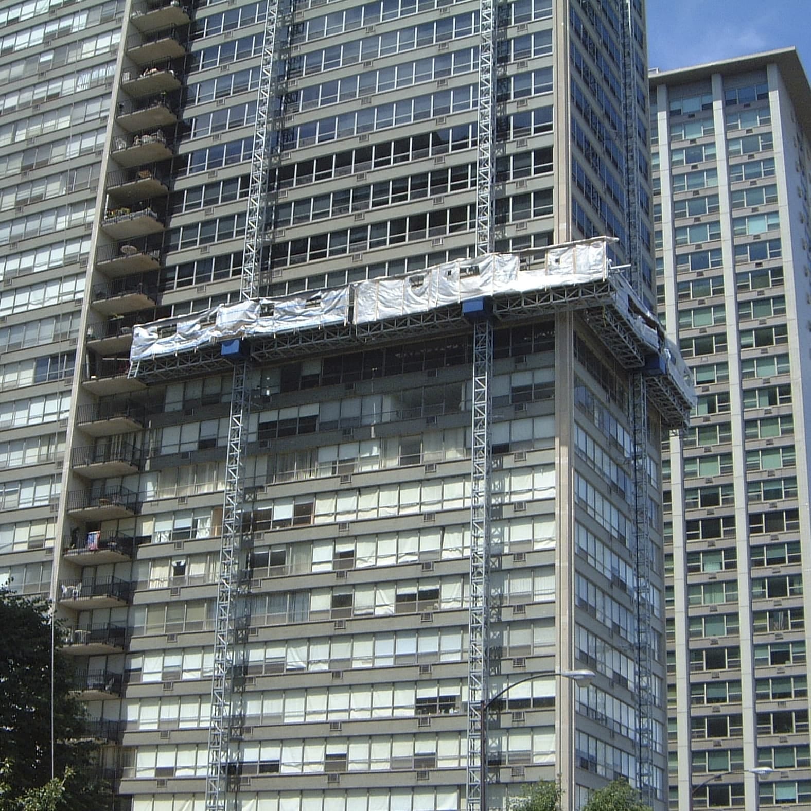 Plataforma de trabalho de escalada em mastro