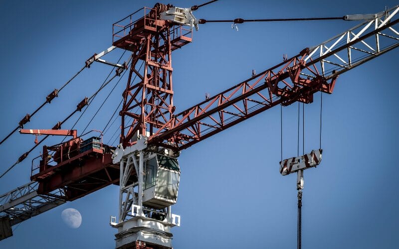 como um guindaste de torre é erguido