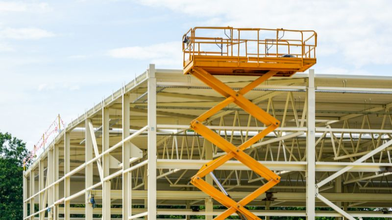 ¿Qué altura puede alcanzar un elevador de tijera?