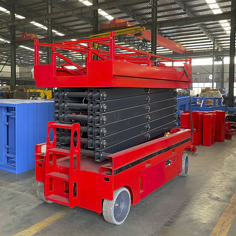 En un almacén hay un elevador de tijera rojo rodeado de maquinaria azul y roja. Los trabajadores hablan sobre alquileres y comparan costos para proyectos futuros.