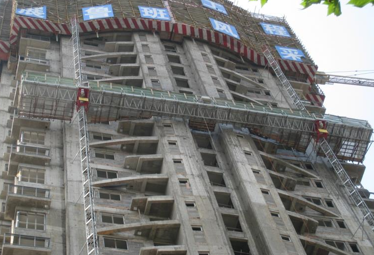 Construction de grande hauteur avec des mâts élévateurs et des grues IHURMO ; panneaux avec des caractères chinois en haut.