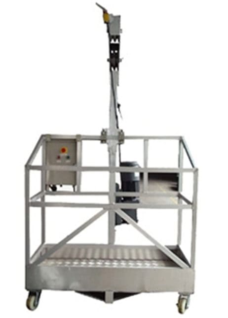 Eine Metallplattform mit Rädern, Geländer, Bedienfeld und vertikalem Arm ist eine Art Hängeplattform, die in verschiedenen Branchen verwendet wird.