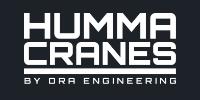 Logo: „Humma Cranes by Ora Engineering” pe un fundal întunecat, reprezentând precizia și rezistența în producția de macarale turn.