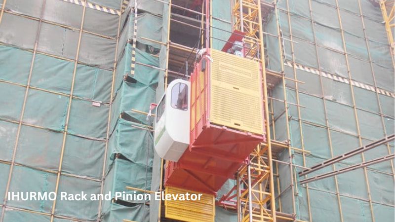 Een IHURMO tandheugel- en rondselbouwlift is aan een gebouw bevestigd met groen net en steigerwerk eromheen.