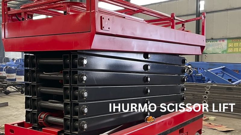 Die IHURMO-Scherenhebebühne in Rot und Schwarz ist ideal für Bauprojekte und bietet präzise Höhenverstellung und zuverlässige Funktionalität.