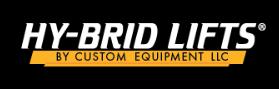 Logotipo da Hy-Brid Lifts da Custom Equipment LLC: texto branco/amarelo em preto, simbolizando inovação em elevadores de tesoura.