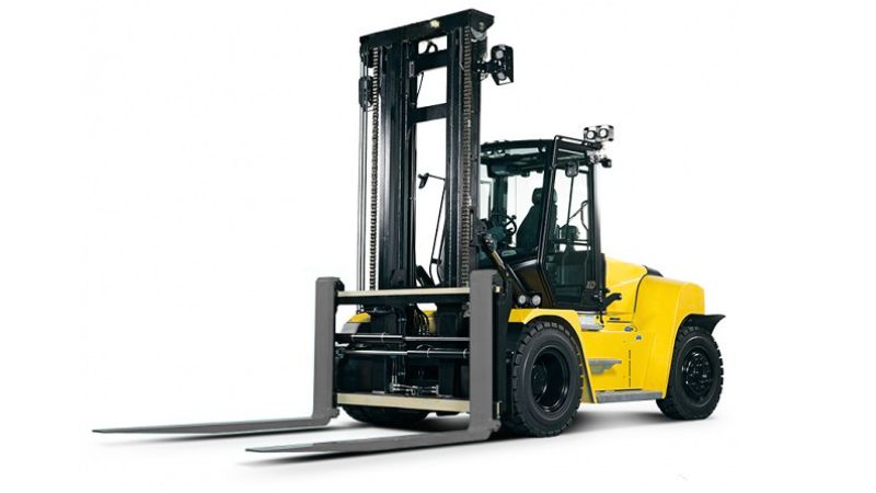 Beyaz bir arka planda, yükseltilmiş projeler için ideal olan, uzatılmış çatallara sahip büyük bir sarı IHURMO forklift sergileniyor.