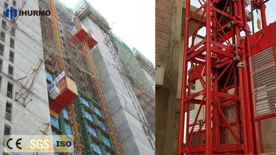 Een bouwlift met een rood frame is bevestigd aan een hoog gebouw in aanbouw. Linksonder zijn de logo's zichtbaar.