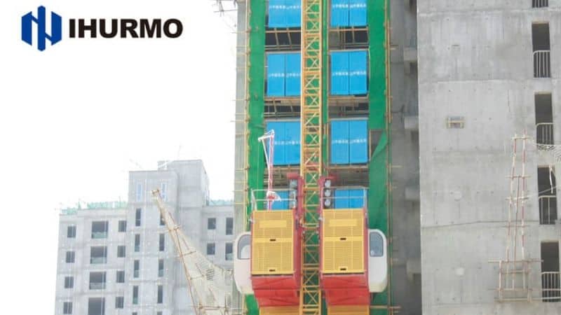 የግንባታ ማንጠልጠያ በከፍተኛ ደረጃ ላይ, ዊንች እና ማንጠልጠያ ማወዳደር; የIHURMO አርማ ከላይ በግራ በኩል።