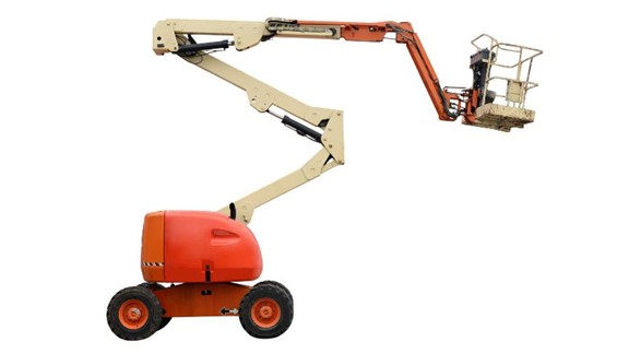 Een rood/beige kniktelescoophoogwerker met uitschuifbare arm en bak voor het veilig bereiken van hoge werkplekken.