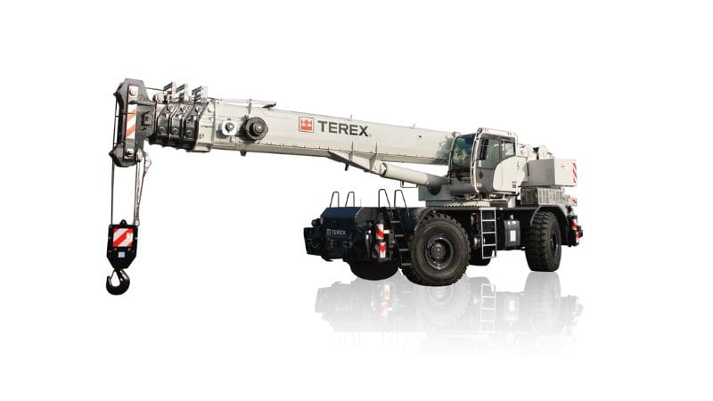 विस्तारित बूम और बड़े हुक वाली टेरेक्स मोबाइल क्रेन, सफेद पृष्ठभूमि पर अलग से प्रदर्शित।.