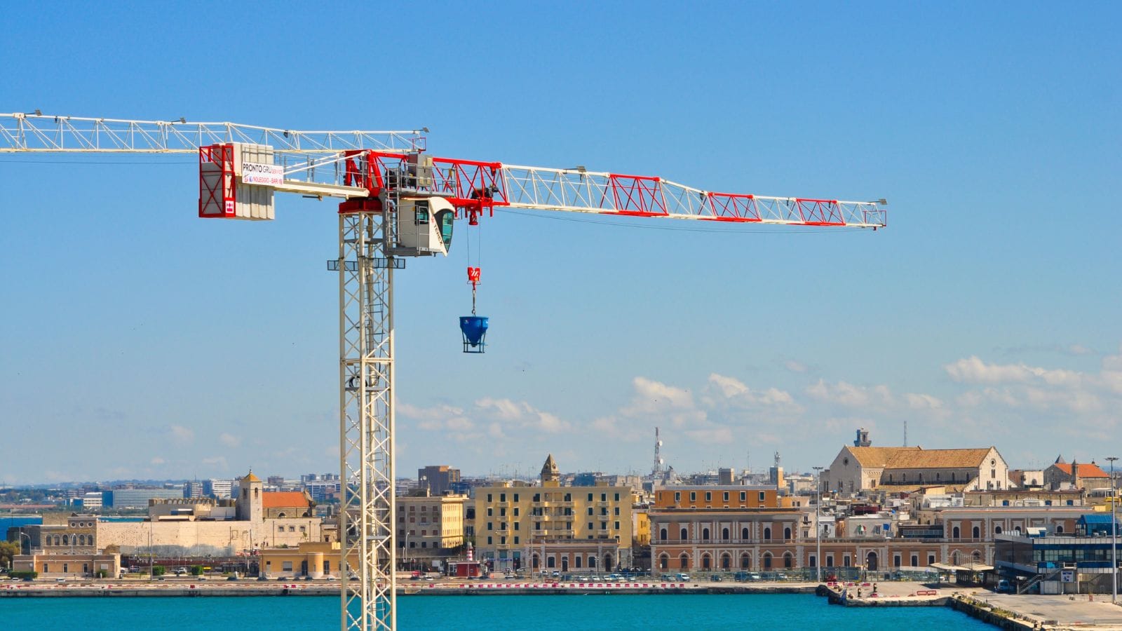a flat top tower crane