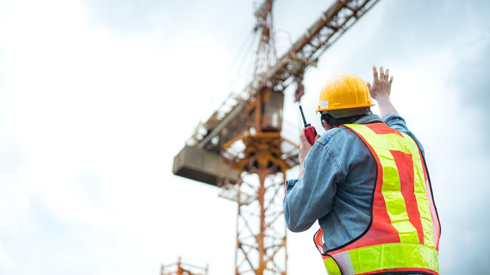 a worker talking to an operator via integrated comm system for crane safety system