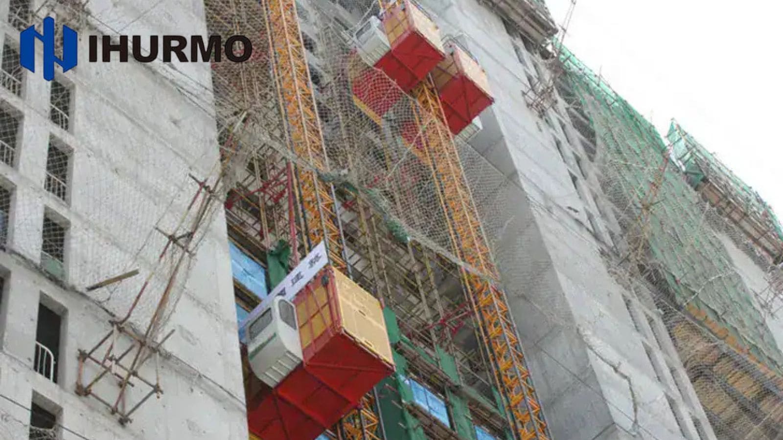 an Ihurmo Construction hoist with safety features on a high-rise building under construction, showing site controls to prevent failures.