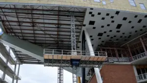 Plateforme de travail à mât unique IHURMO sous le débord d’un bâtiment